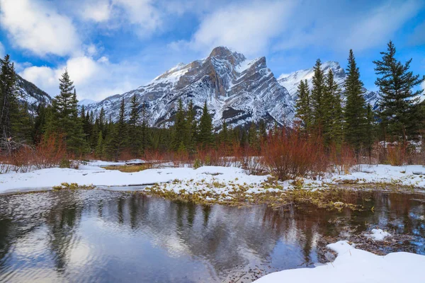 A beautiful winter day in the mountains of Kananaskis in Peter Lougheed Provincial Park, Alberta — Stock Photo, Image