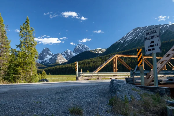 Un puente en un camino de tierra en Kananaskis en las Rocosas Canadienses — Foto de Stock