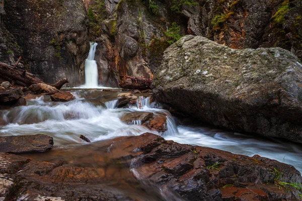 Водопад Кэт Крик в кантри Кананаскис, Альберта — стоковое фото