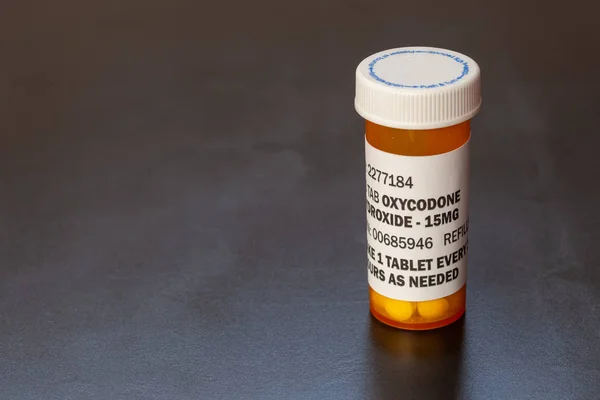 Butelka na receptę z podświetleniem tabletki Oxycodone. Oksykodon jest generycznym opioidami na receptę.. — Zdjęcie stockowe