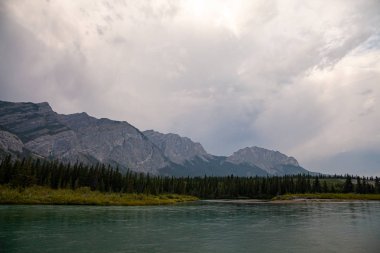 Kanada Rocky Dağları'ndaki Bow Valley Provincial Park'taki Yamnuska Dağı ve Bow Nehri
