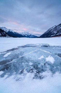 Donmuş bir gölün içinde Kanada Rocky Dağları, Albeta KANANASKIS ülkede on Sunset