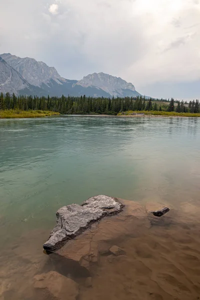 Gunung Yamnuska dan Sungai Bow di Taman Provinsi Lembah Bow di Pegunungan Rocky Kanada — Stok Foto