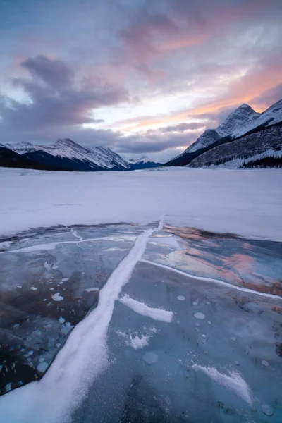 Puesta de sol en un lago congelado en Kananaskis País en las Montañas Rocosas Canadienses, Albeta — Foto de Stock