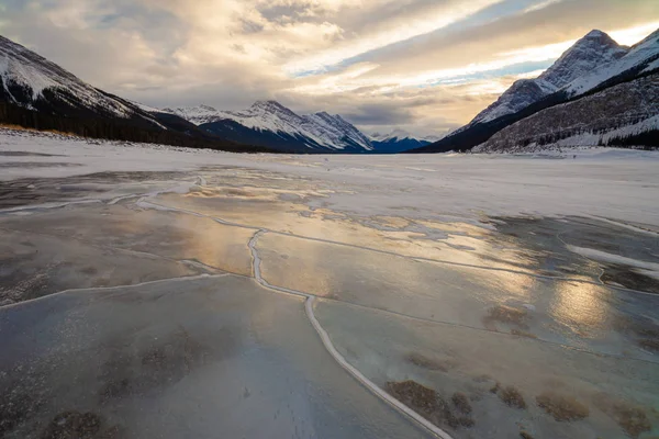 Naplemente a befagyott tó Kananaskis országban, a kanadai Sziklás-hegység, Albeta — Stock Fotó