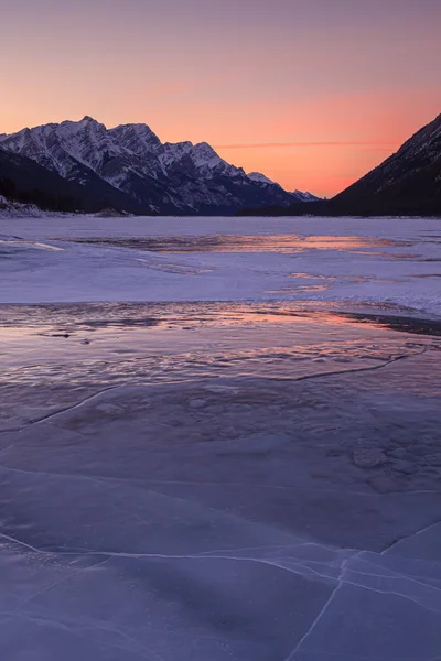 Закат на замерзшем озере в стране Кананаскис в Канадских Скалистых горах, Альбета — стоковое фото