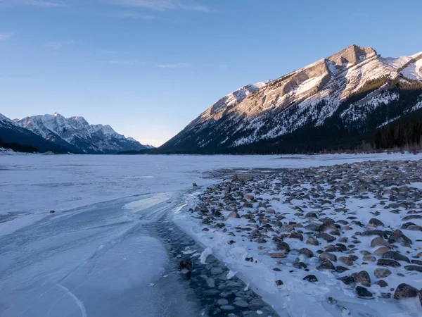 Puesta de sol en un lago congelado en Kananaskis País en las Montañas Rocosas Canadienses, Albeta — Foto de Stock