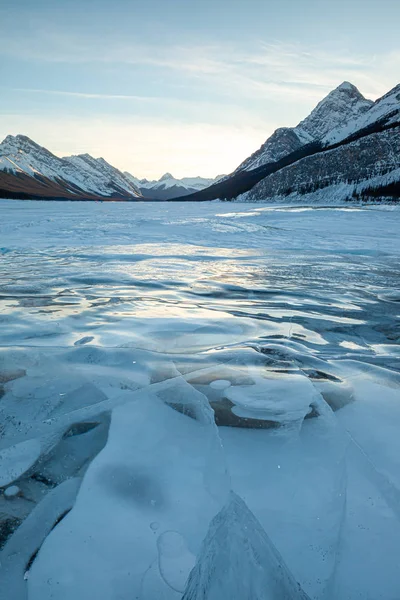 Západ slunce na zamrzlém jezeře v Kananaskis Country v kanadských Skalistých horách, Albeta — Stock fotografie