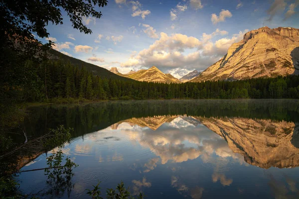 Nascer do sol em Wedge Pond, Kananaskis, Alberta, Canadá — Fotografia de Stock