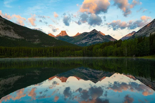 Salida del sol en Wedge Pond, Kananaskis, Alberta, Canadá —  Fotos de Stock