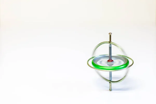Beyaz bir arka plan üzerinde izole edilmiş dönen bir oyuncak jiroskop — Stok fotoğraf