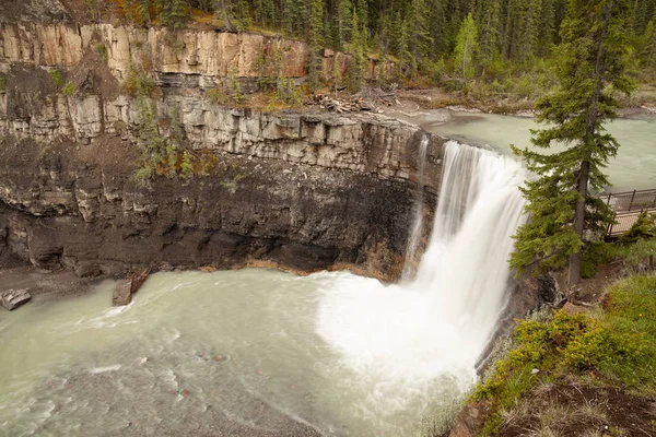 Crescent Falls en las estribaciones de las Montañas Rocosas Canadienses — Foto de Stock
