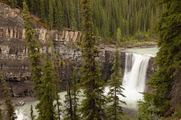 Crescent Falls ved foten av Canadian Rocky Mountains – stockfoto