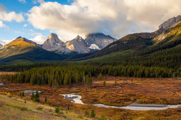 Cores outonais nas Montanhas Rochosas Canadenses — Fotografia de Stock