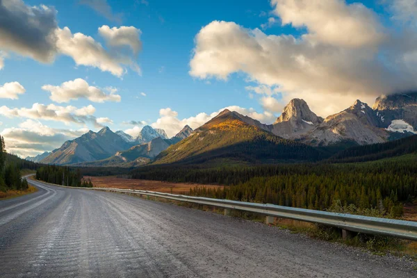 Un camino en Kananaskis en las Montañas Rocosas Canadienses, cerca de Canmore —  Fotos de Stock