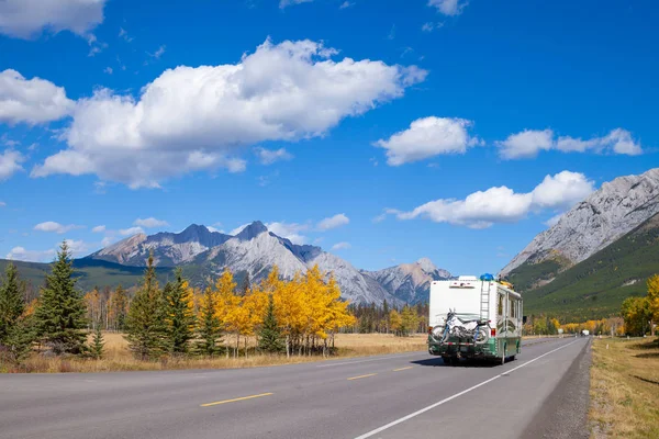 Un RV aon la carretera a través de las montañas rocosas canadienses en Kananaskis, Alberta durante el pico de los colores de otoño — Foto de Stock