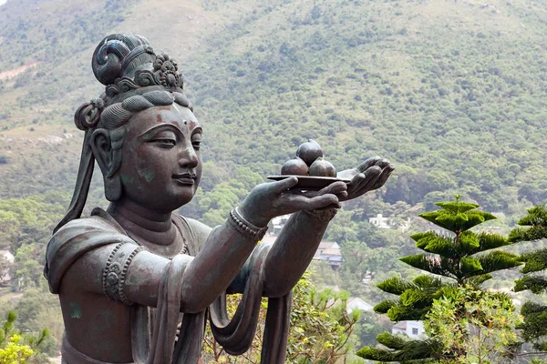 Estátuas budistas elogiando e fazendo oferendas ao Buda Tian Tan (o Grande Buda) na Ilha Lantau, em Hong Kong . Imagens Royalty-Free