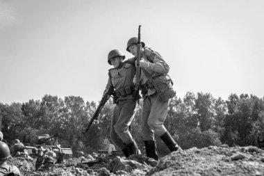 Dubosekovo Moskova oblast. Festivali (Pole Boya) savaş, 7-9 Ağustos 2015 1941-1945, İkinci Dünya Savaşı savaş yeniden inşası. Sovyet askeri. 