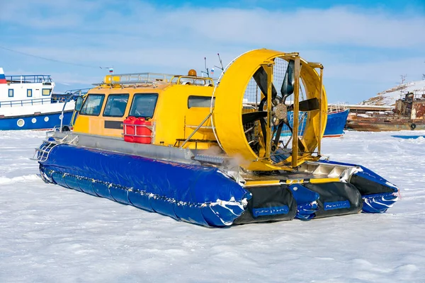 Loď Vzduchovém Polštáře Loď Vzduchovém Polštáři Khivus Ledě Zamrzlého Jezera — Stock fotografie