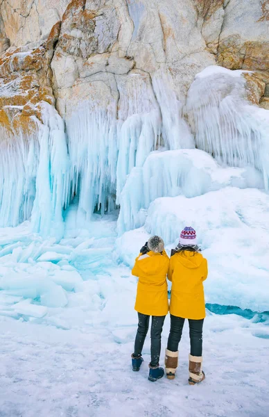 Turistas Roupas Brilhantes Tirar Fotos Cavernas Gelo Gelo Lago Baikal Fotografia De Stock