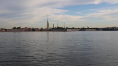 Neva nehri kıyısındaki Peter ve Paul kalesinin manzarası. Sabah erken saatlerde. Beyaz gece. Saint-Petersburg 'da. Rusya.