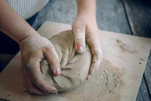 Ragazza Potter Impasta Argilla Prima Lavorare Sulla Ruota Vasaio Foto Stock