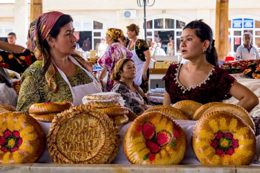 Ulusal Özbek ekmek lehimlemek içinde çarşı - Semerkand, Özbekistan
