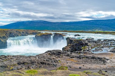 Godafoss şelale veya şelale tanrıların - Kuzey İzlanda. Nehir su Skjalfandafljot bir genişliği üzerinden 12 metre 30 metre yükseklikten düşer..