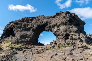 Lav Dimmuborgir, Myvatn alanı - İzlanda pencerede. Dimmuborgir alan çeşitli volkanik mağaralar ve kaya oluşumları, antik bir daraltılmış Kalesi anımsatan oluşur.