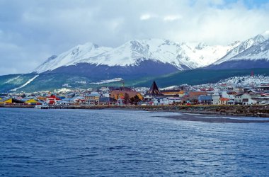 Ushuaia merkezi - Tierra del Fuego, Arjantin görünümü. Ushuaia Tierra del Fuego başkentidir. Bu yaygın olarak dünyanın en güney şehri olarak kabul edilir.