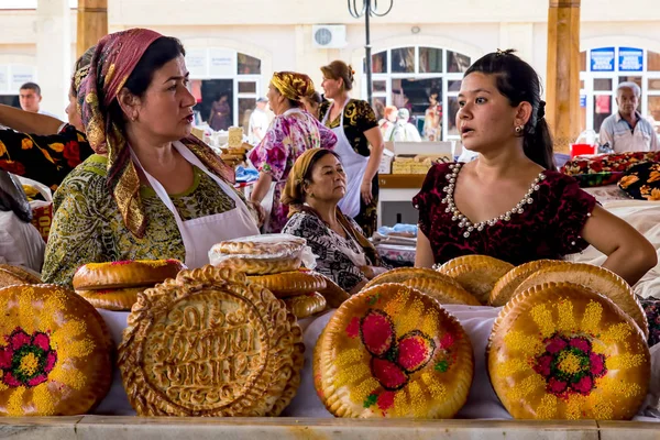 Ulusal Özbek ekmek lehimlemek içinde çarşı - Semerkand, Özbekistan — Stok fotoğraf