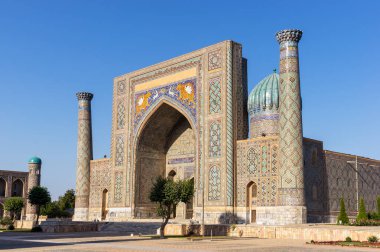 Sunset Bulvarında Sher-Dor medrese Registan Meydanı - Semerkand, Özbekistan