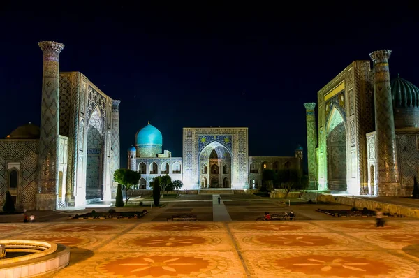 Panoramic view of Registan square at night - Samarkand, Uzbekistan — Stock Photo, Image