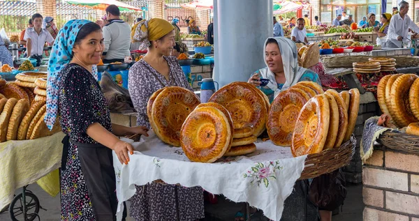 Nationale Oezbeekse brood verkocht in de markt - Fergana, Oezbekistan — Stockfoto