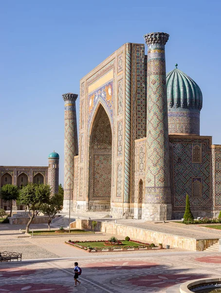 Ensam Skolflicka promenader längs Registan square - Samarkand, Uzbekistan — Stockfoto