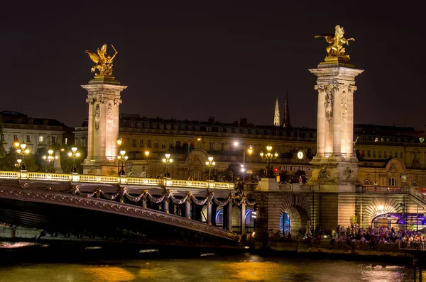 Éjszakai Pont Alexandre Iii hídon - Párizs, Franciaország — Stock Fotó