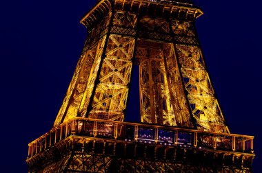 Paris, Fransa - Temmuz, 28, 2018: geceleri - Paris, Fransa, aydınlatma yakın çekim Eyfel Kulesi