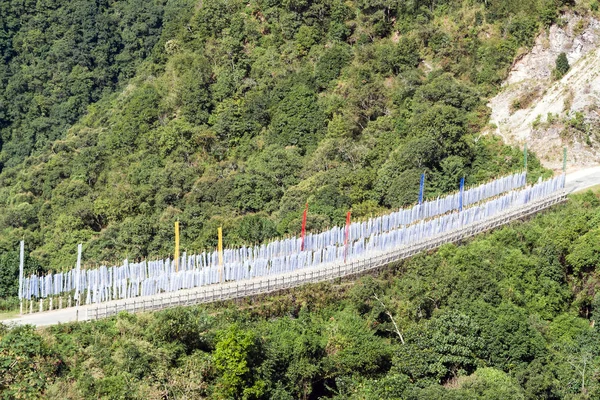 Drapeaux Prière Bouddhistes Sur Pont Routier Près Trashigang Bhoutan Oriental — Photo