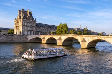 Pont Royal - Paris altında geçen turistlere tekne Fransa