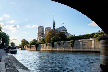Paris, Fransa - 13 Ağustos 2018: Görünüm, Notre Dame de Pont de larcheveche - Paris, Fransa, dibinden görülen Paris
