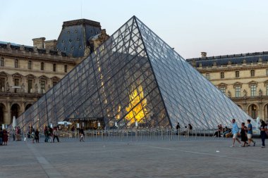 Louvre piramit - Paris, Fransa