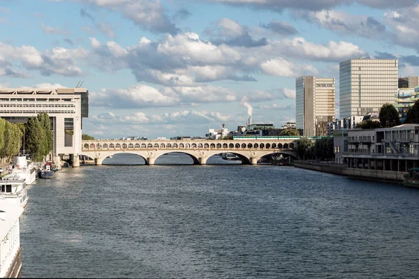 Метро трафіку на мосту Bercy - Париж — стокове фото