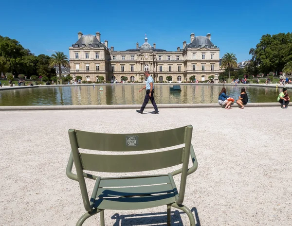 Игрушки лодки в бассейне перед Люксембургским дворцом - Париж — стоковое фото