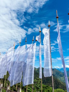 Budist dua bayrakları ile dağlar arka plan - Bhutan