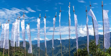 Budist dua bayrakları ile dağlar arka plan - Bhutan