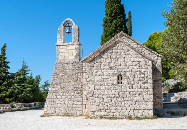 Liten kyrka på Marjan hill - nära Split, Dalmatien, Kroatien — Stockfoto