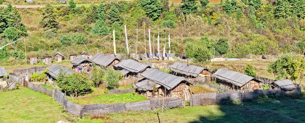 Casas tradicionais butanesas com coberturas de bambu - Butão — Fotografia de Stock
