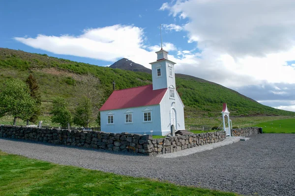 Piccola chiesa in legno con tetto rosso - Islanda — Foto Stock