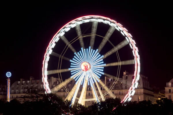 Dönme dolap Paris geceleri iplik