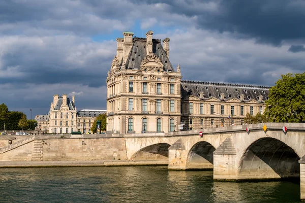 Pont Royal and Palais du Louvre - Παρίσι Γαλλία — Φωτογραφία Αρχείου